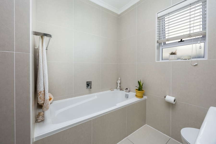 3 Bedroom Property for Sale in Sunningdale Western Cape